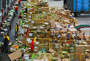 中国快递垃圾惊人:年耗300亿个快递盒